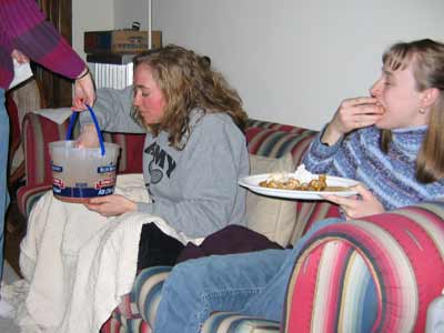 Jen and Tina eatin' wings